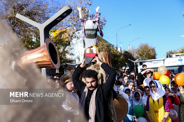 کارناوال جشنواره تئاتر کردستان به یاد مظلومیت کودکان غزه اجرا شد